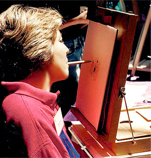 SUZANNE GIVING A DEMO AT HER PORTABLE EASEL.